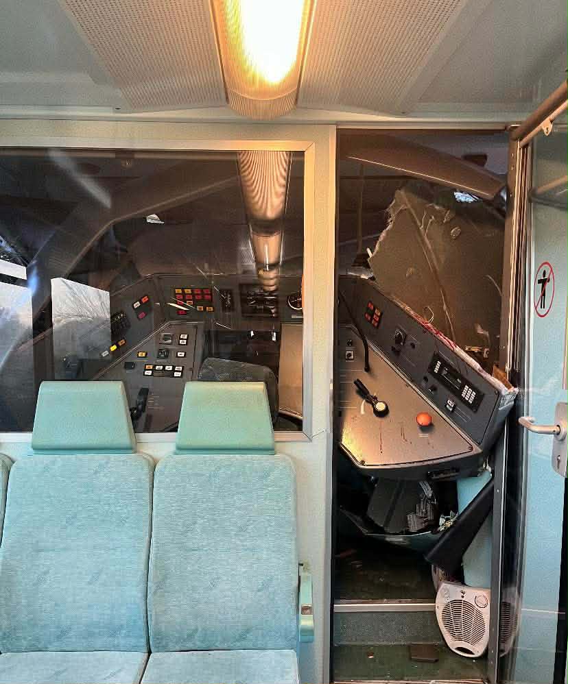 Πύργος: Δένδρο έπεσε πάνω σε εν κινήσει τρένο - Στο νοσοκομείο ο μηχανοδηγός (ΦΩΤΟ)