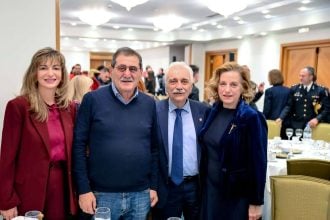 Κώστας Πελετίδης και Βίβιαν Σαμούρη στην πίτα του Ερυθρού Σταυρού - ΦΩΤΟ