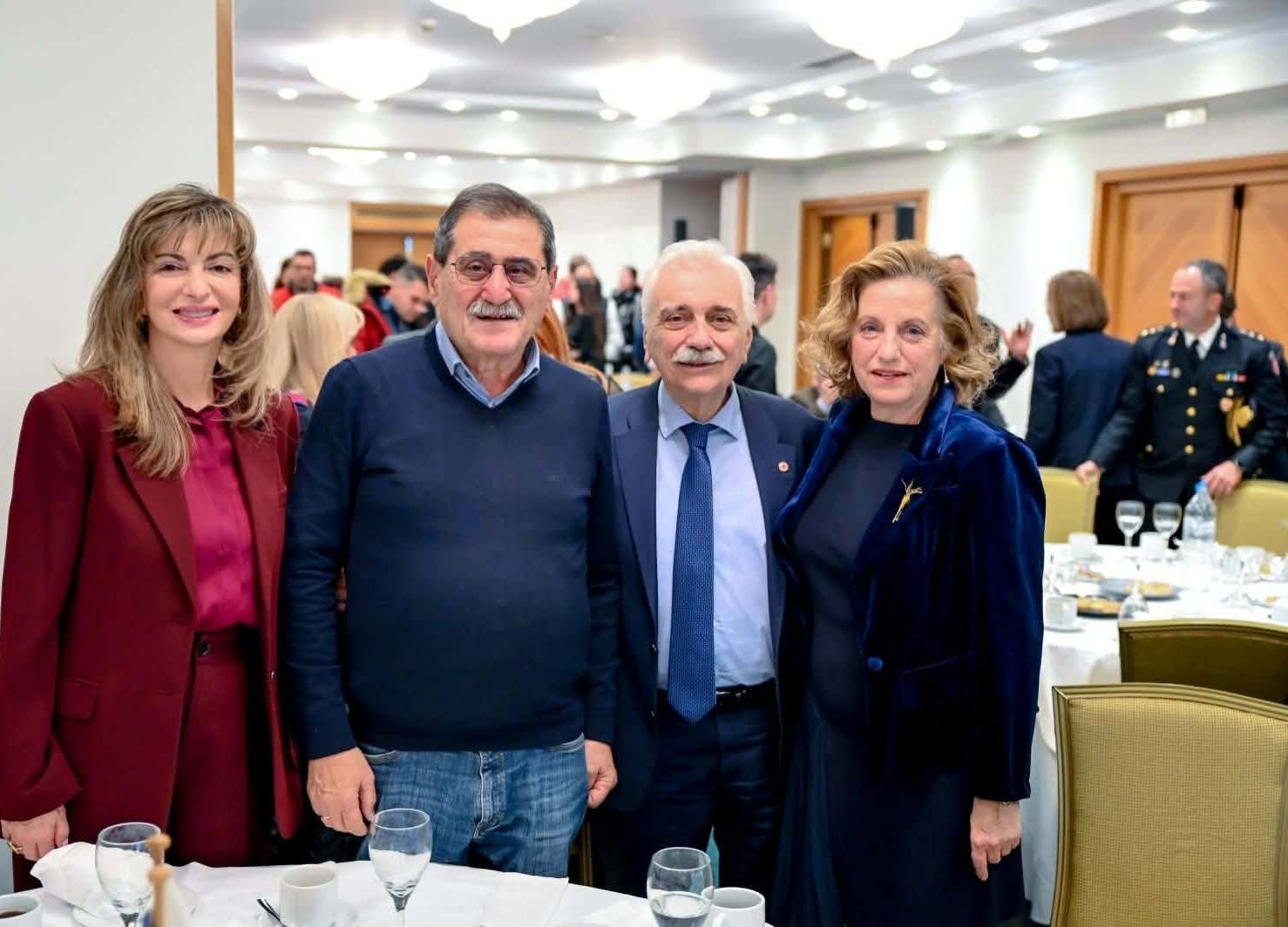 Κώστας Πελετίδης και Βίβιαν Σαμούρη στην πίτα του Ερυθρού Σταυρού - ΦΩΤΟ