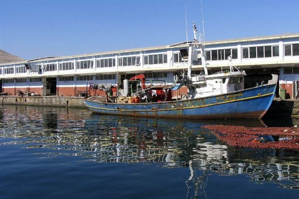 Πάτρα: Ημιβύθιση αλιευτικού σκάφους στην Ιχθυόσκαλα