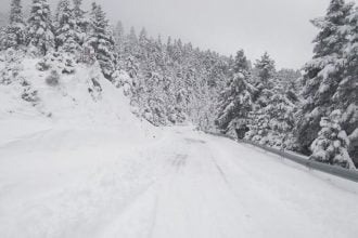 Έντονη χιονόπτωση στην Ορεινή Ναυπακτία - "Μάχη" για να μείνει ανοικτό το οδικό δίκτυο