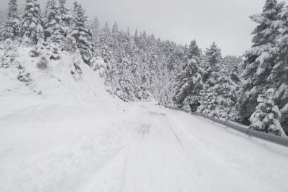Έντονη χιονόπτωση στην Ορεινή Ναυπακτία - "Μάχη" για να μείνει ανοικτό το οδικό δίκτυο