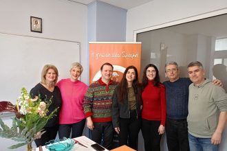 Κοπή πρωτοχρονιάτικης πίτας από το φροντιστήριο "Επιλογή Γνώσης" (ΦΩΤΟ)