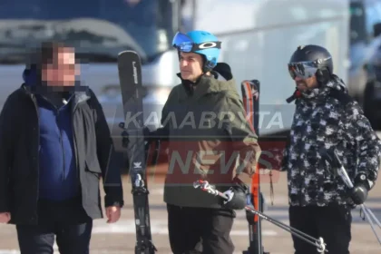 Αιφνιδιαστική επίσκεψη Μητσοτάκη στα Καλάβρυτα - Με χιονοπέδιλα στον ώμο (ΦΩΤΟ)