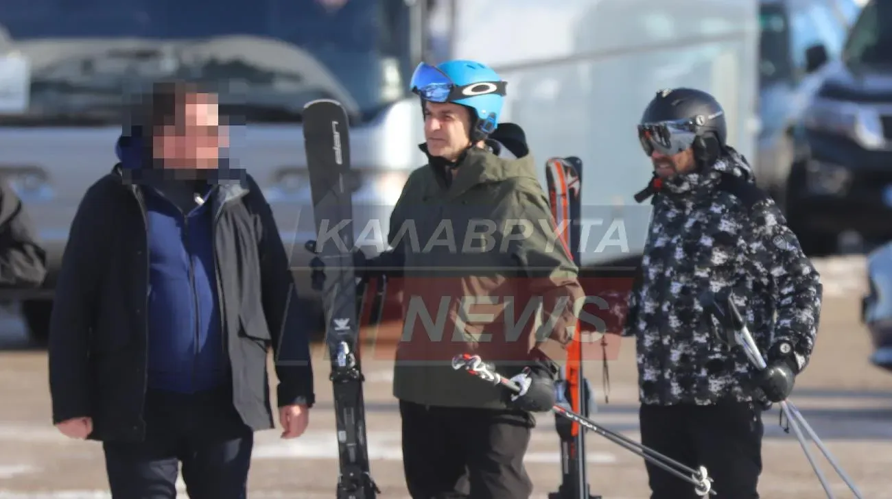 Αιφνιδιαστική επίσκεψη Μητσοτάκη στα Καλάβρυτα - Με χιονοπέδιλα στον ώμο (ΦΩΤΟ)