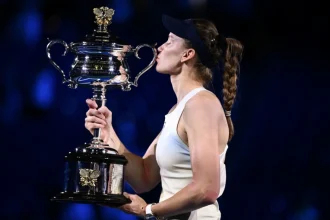 Australian Open: Η Ριμπάκινα κέρδισε 2-1 σετ την Σαμπαλένκα στον τελικό και κατέκτησε το δεύτερο Grand Slam της καριέρα της