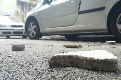 Πάτρα: Κομμάτια τσιμέντου έπεσαν από κτίριο της ΔΕΔΔΗΕ - Από θαύμα γλύτωσε εργαζόμενη