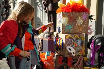 61ο Παιχνίδι Κρυμμένου Θησαυρού: Πλημμύρισε χρώμα και έμπνευση ο πεζόδρομος της Μαιζώνος στο «Cubbez» - ΦΩΤΟ