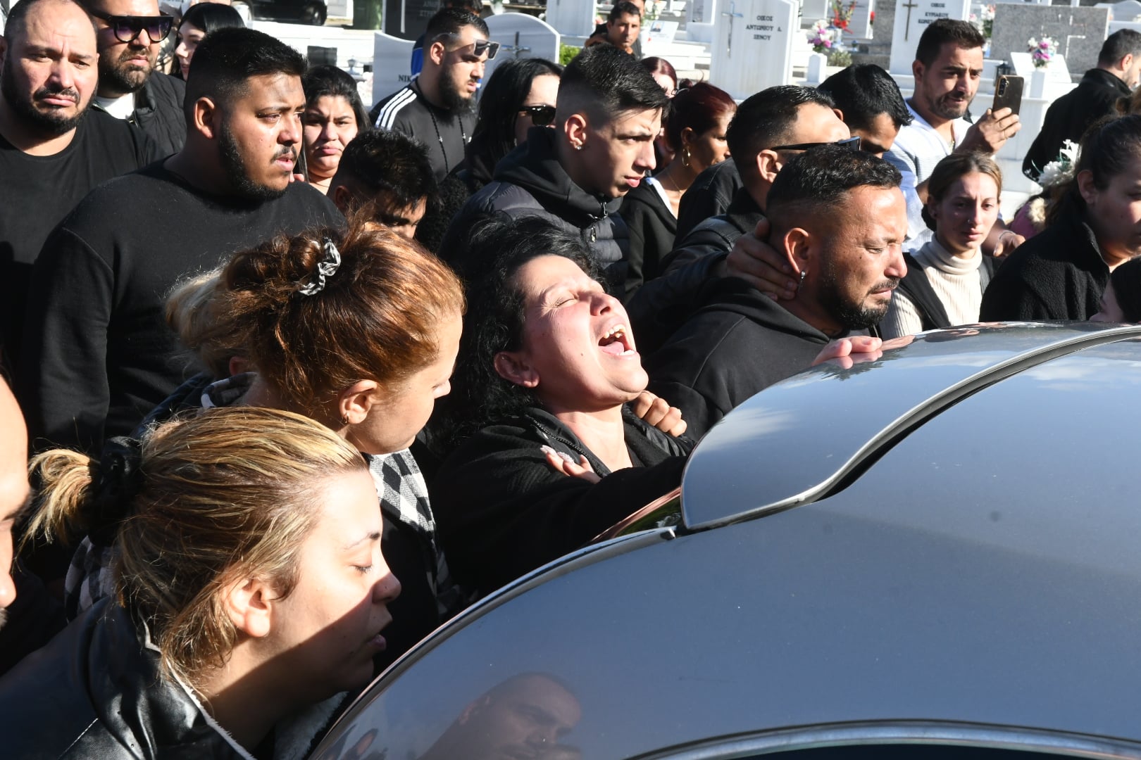 Το τελευταίο αντίο στον 30χρονο που δολοφονήθηκε σε κλαμπ στην Πάτρα - Θρήνος στην κηδεία του (ΦΩΤΟ-ΒΙΝΤΕΟ)