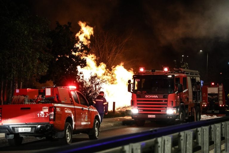 Πέραμα: Yπό μερικό έλεγχο η μεγάλη πυρκαγιά - Κινδύνευσαν σπίτια - Μήνυμα 112 προειδοποιεί για πυκνό καπνό