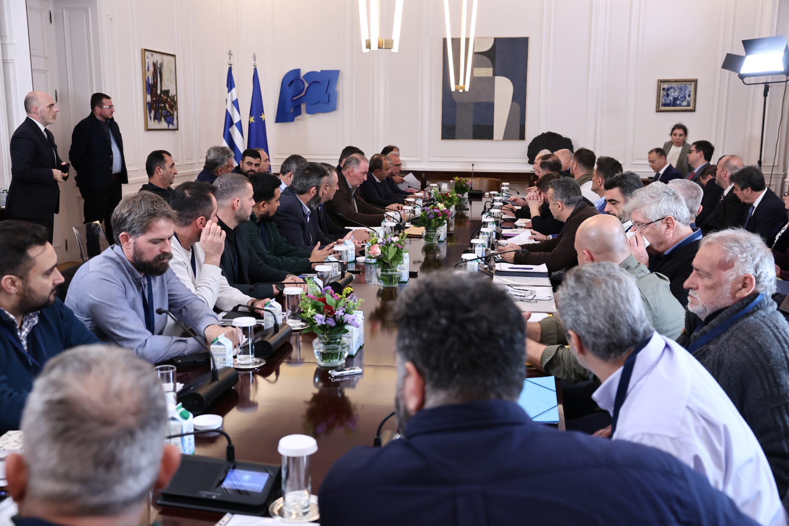 Ολοκληρώθηκε η συνάντηση των αγροτών με τον Πρωθυπουργό στο Μαξίμου – Τσιάρας: «Καλή και παραγωγική συζήτηση»