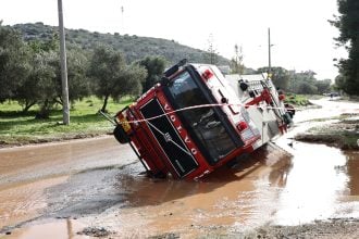 Εικόνες απόλυτης καταστροφής στη Βάρη: Αυτοκίνητα στη λάσπη, ανατράπηκε πυροσβεστικό (ΦΩΤΟ)