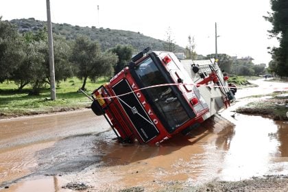 Εικόνες απόλυτης καταστροφής στη Βάρη: Αυτοκίνητα στη λάσπη, ανατράπηκε πυροσβεστικό (ΦΩΤΟ)