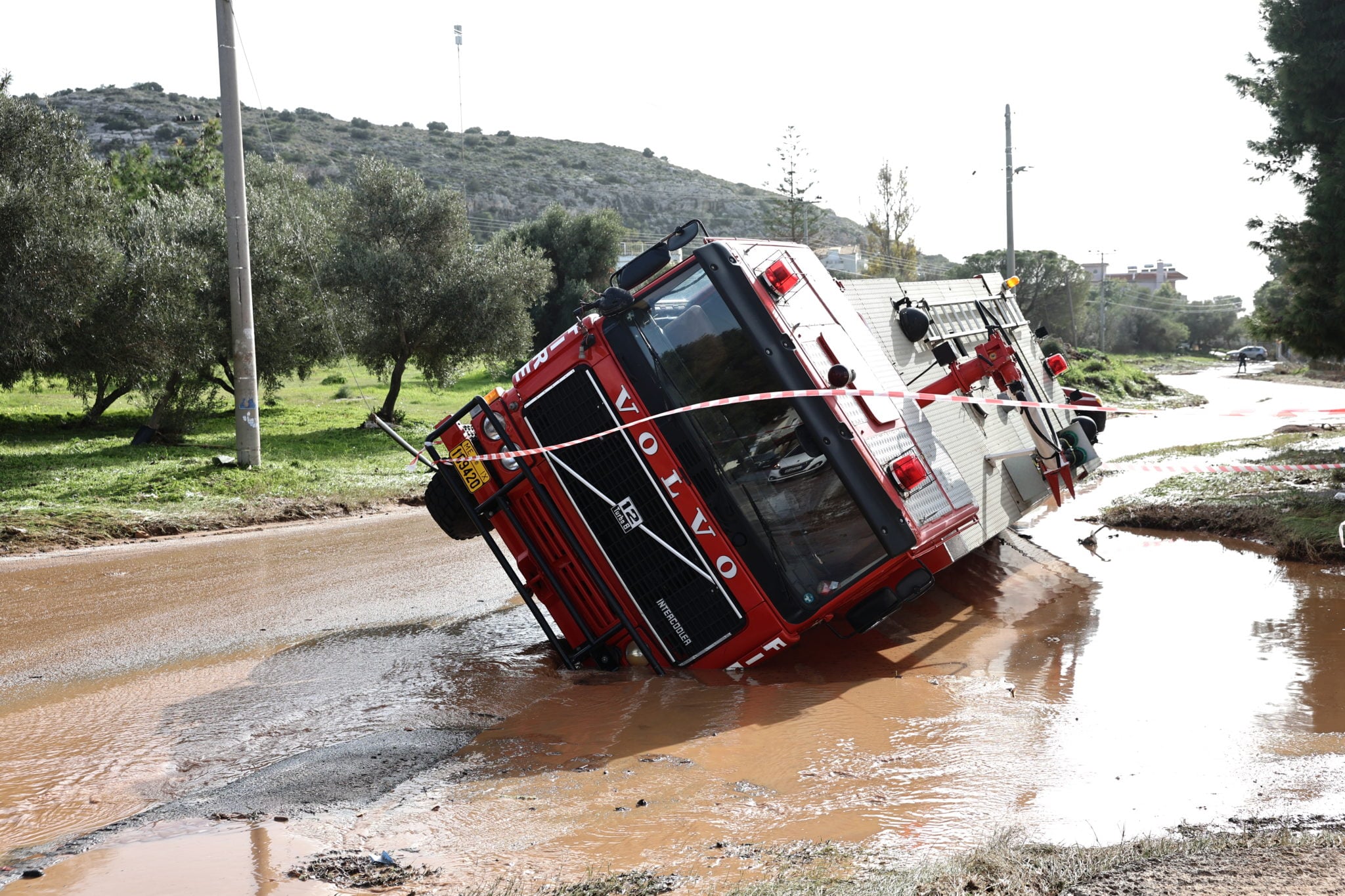 Εικόνες απόλυτης καταστροφής στη Βάρη: Αυτοκίνητα στη λάσπη, ανατράπηκε πυροσβεστικό (ΦΩΤΟ)