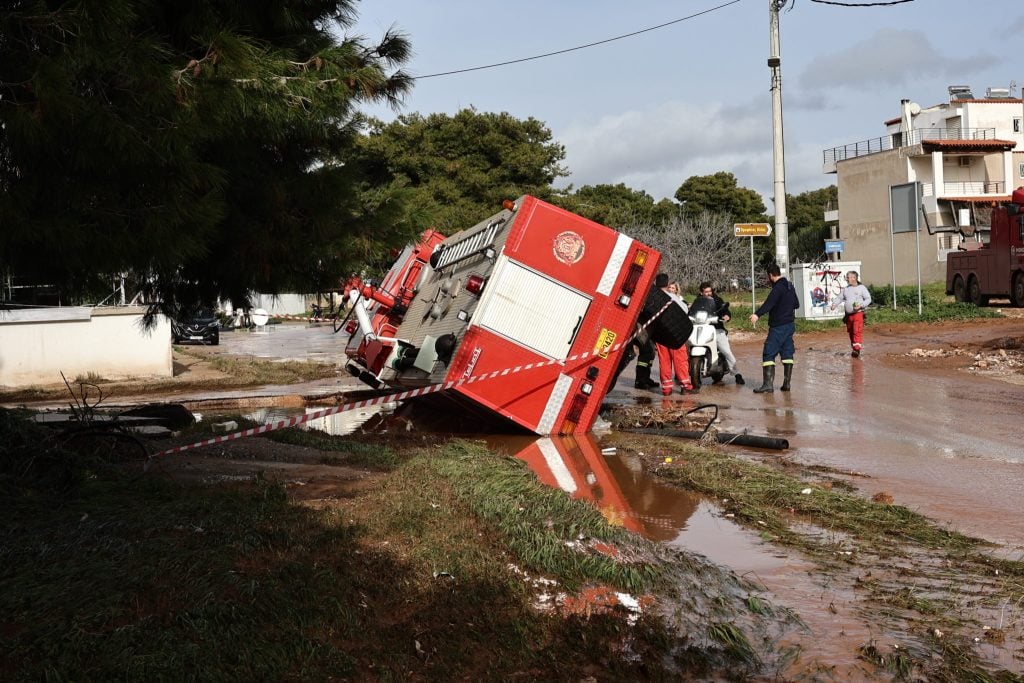 Εικόνες απόλυτης καταστροφής στη Βάρη: Αυτοκίνητα στη λάσπη, ανατράπηκε πυροσβεστικό (ΦΩΤΟ)