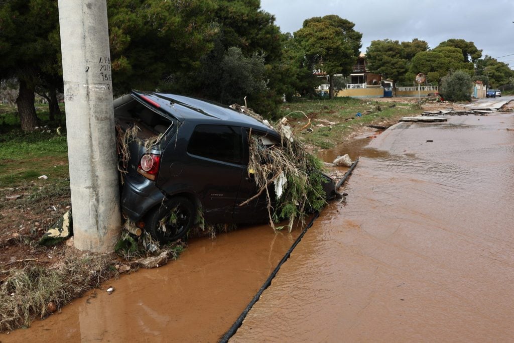 Εικόνες απόλυτης καταστροφής στη Βάρη: Αυτοκίνητα στη λάσπη, ανατράπηκε πυροσβεστικό (ΦΩΤΟ)