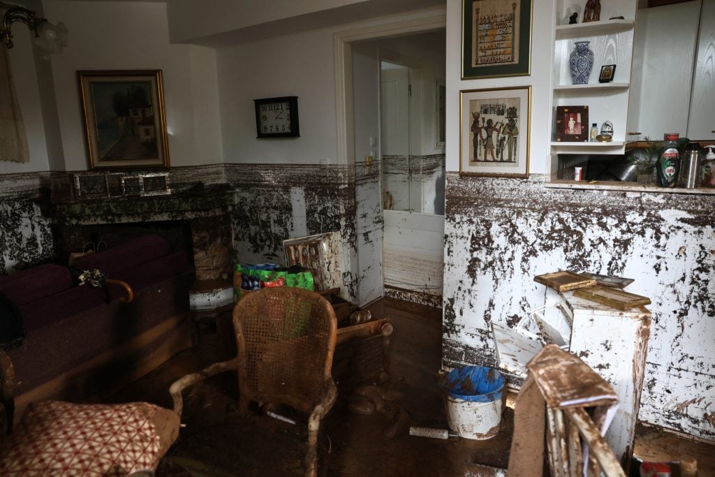 Εικόνες απόλυτης καταστροφής στη Βάρη: Αυτοκίνητα στη λάσπη, ανατράπηκε πυροσβεστικό (ΦΩΤΟ)