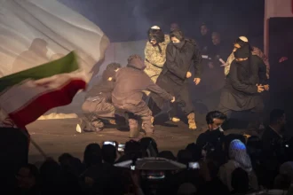 «Κουβαλούσα τη νεκρή γυναίκα μου για 1,5 ώρα»: Συγκλονίζει μαρτυρία από την καταστολή στο Ιράν