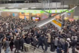 Μπλακάουτ στον σιδηρόδρομο του Τόκιο από φωτιά σε μετασχηματιστή, προβλήματα για 673.000 επιβάτες