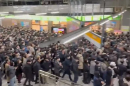 Μπλακάουτ στον σιδηρόδρομο του Τόκιο από φωτιά σε μετασχηματιστή, προβλήματα για 673.000 επιβάτες