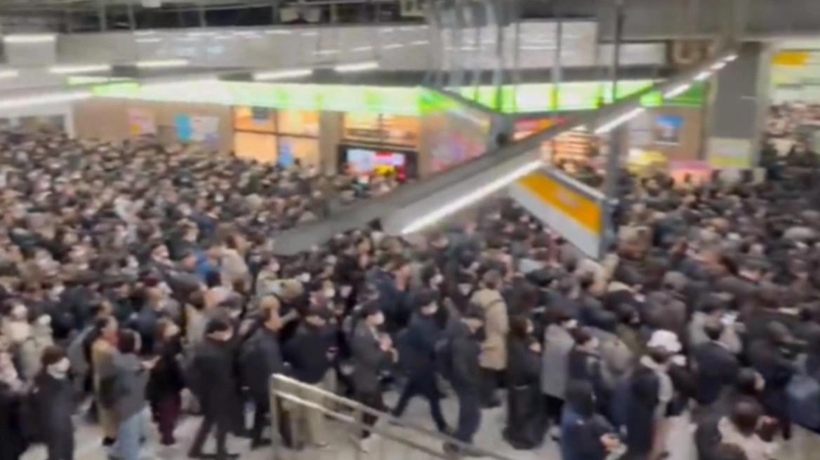 Μπλακάουτ στον σιδηρόδρομο του Τόκιο από φωτιά σε μετασχηματιστή, προβλήματα για 673.000 επιβάτες