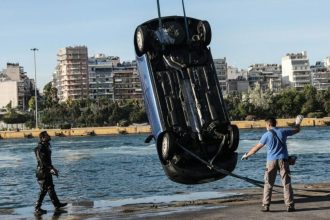 Πτώση οχήματος στο λιμάνι Πειραιά