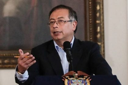 Πρόεδρος Κολομβίας: «Θα πάρω τα όπλα» αν μας επιτεθούν οι ΗΠΑ