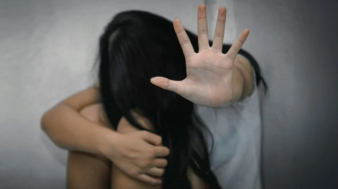 Συνελήφθη 40χρονος που επιτέθηκε στην 27χρονη σύντροφό του