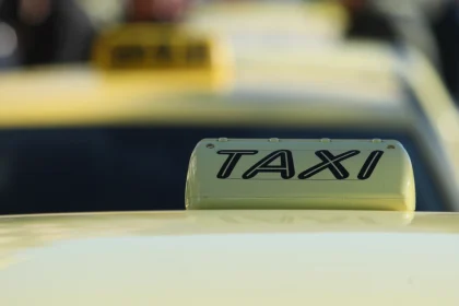 Ταξί παρέσυρε πεζό στο κέντρο της Αθήνας