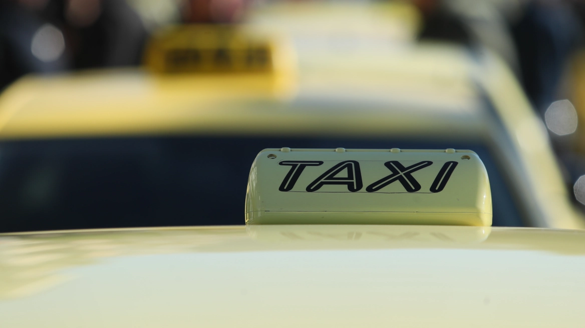 Ταξί παρέσυρε πεζό στο κέντρο της Αθήνας