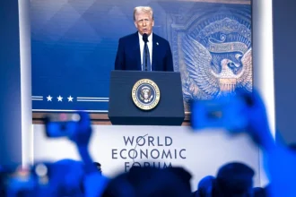 Με καθυστέρηση 3 ωρών ο Τραμπ στο Νταβός: Η ατζέντα για τη Γροιλανδία μετά τη δήλωση «θα δείτε πόσο μακριά θα φτάσω»