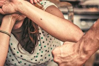 Συνελήφθη 53χρονος που κακοποιούσε τη σύντροφό του