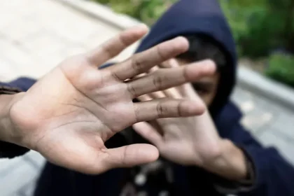 Άγριος ξυλοδαρμός 13χρονου στον Άλιμο από ομάδα ανηλίκων, του έσπασαν οστό κάτω από το μάτι