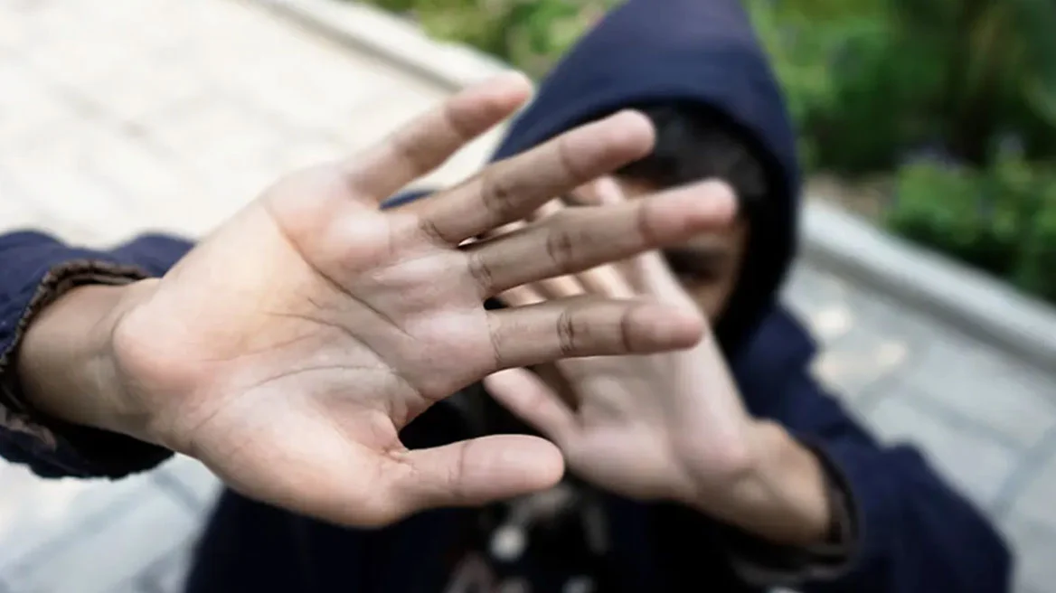 Άγριος ξυλοδαρμός 13χρονου στον Άλιμο από ομάδα ανηλίκων, του έσπασαν οστό κάτω από το μάτι