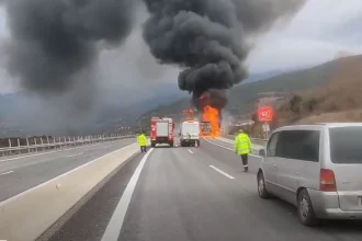Φορτηγό τυλίχθηκε στις φλόγες στην Εγνατία Οδό