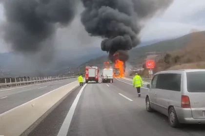 Φορτηγό τυλίχθηκε στις φλόγες στην Εγνατία Οδό