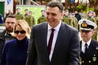 Ο Βασίλης Κικίλιας και η Τζένη Μπαλατσινού γιόρτασαν τα Θεοφάνεια στον Πειραιά μαζί με τον γιο τους