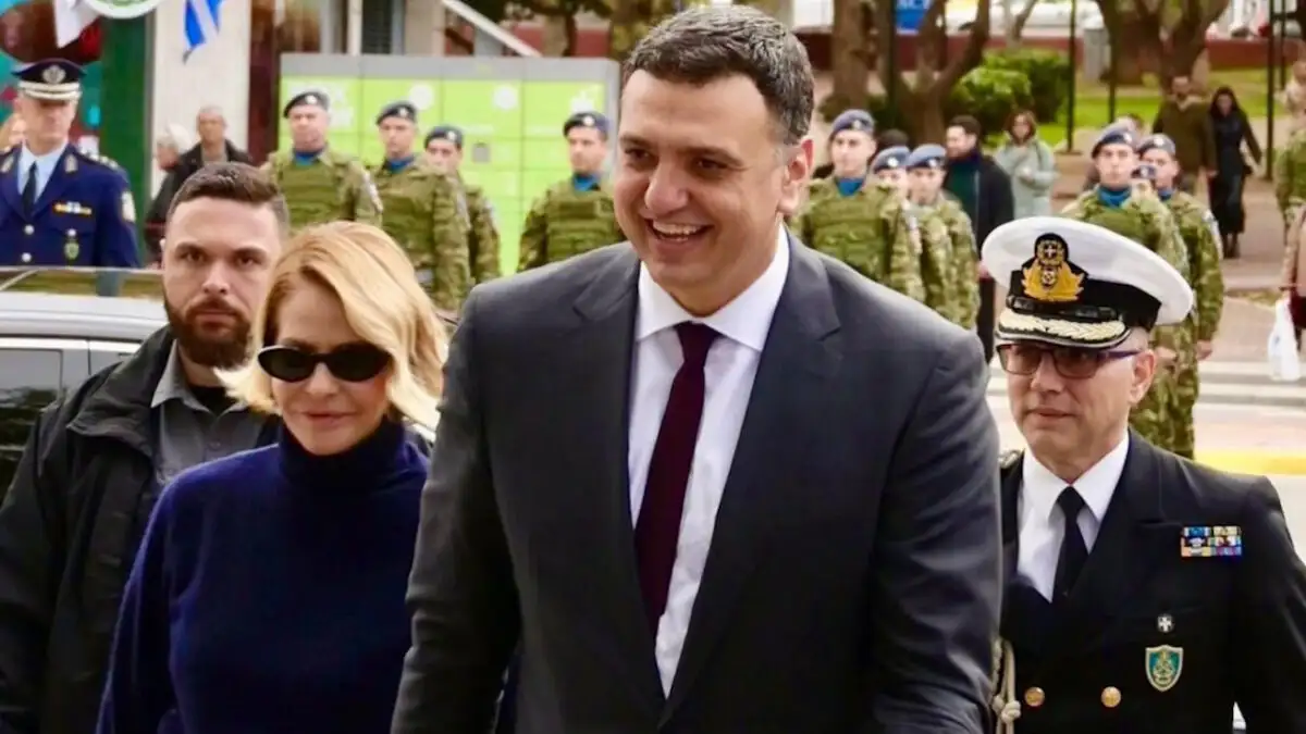 Ο Βασίλης Κικίλιας και η Τζένη Μπαλατσινού γιόρτασαν τα Θεοφάνεια στον Πειραιά μαζί με τον γιο τους