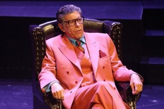 Γιάννης Μπέζος: «Τη βλακεία την αντιμετωπίζεις με χιούμορ ή λέγοντας “περαστικά”» – Τι είπε για το θέμα των αμβλώσεων;