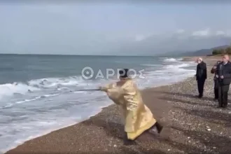 Ιερέας στη Μεσσηνία έριξε το Σταυρό στη θάλασσα με καλάμι ψαρέματος, δείτε βίντεο