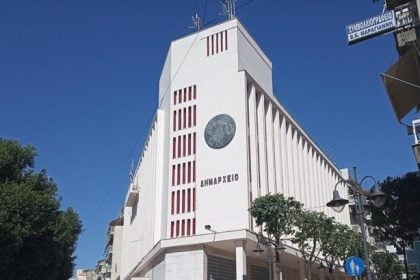 Σοκαριστικό περιστατικό στο Δημαρχείο Αγρινίου – Άνδρας επιτέθηκε στον Γ. Παπαναστασίου και δάγκωσε υπαλληλο!