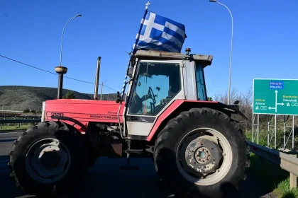 Αποδέχονται οι αγρότες την πρόσκληση για συνάντηση την Τρίτη στο Μαξίμου, ανοίγουν αύριο οι δρόμοι με τα τρακτέρ στην άκρη