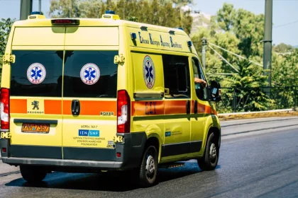 Ατύχημα στην Πατησίων: Σταυρός φαρμακείου έπεσε πάνω σε γυναίκα