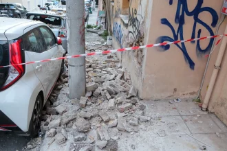 Μπαλκόνι κατέρρευσε πάνω σε σταθμευμένα αυτοκίνητα