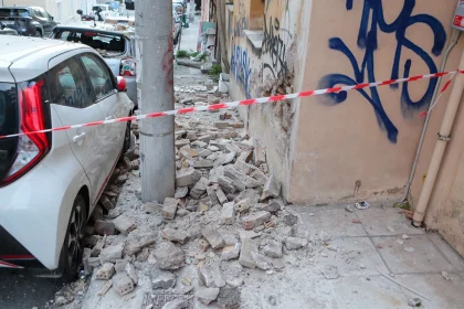 Μπαλκόνι κατέρρευσε πάνω σε σταθμευμένα αυτοκίνητα