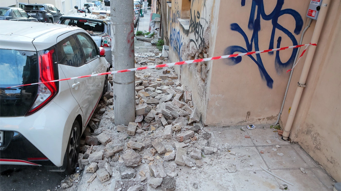 Μπαλκόνι κατέρρευσε πάνω σε σταθμευμένα αυτοκίνητα