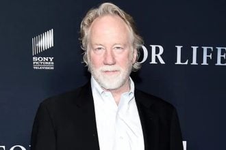 Τίμοθι Μπάσφιλντ: Ένταλμα σύλληψης για κατηγορίες σεξουαλικής κακοποίησης ανηλίκων