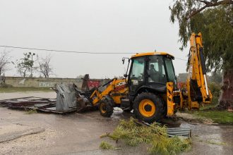 Ανεμοστρόβιλος «χτύπησε» το Μεσολόγγι: Καταστροφές σε μαγαζιά από την κακοκαιρία