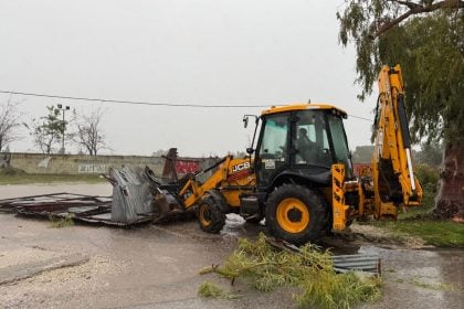 Ανεμοστρόβιλος «χτύπησε» το Μεσολόγγι: Καταστροφές σε μαγαζιά από την κακοκαιρία