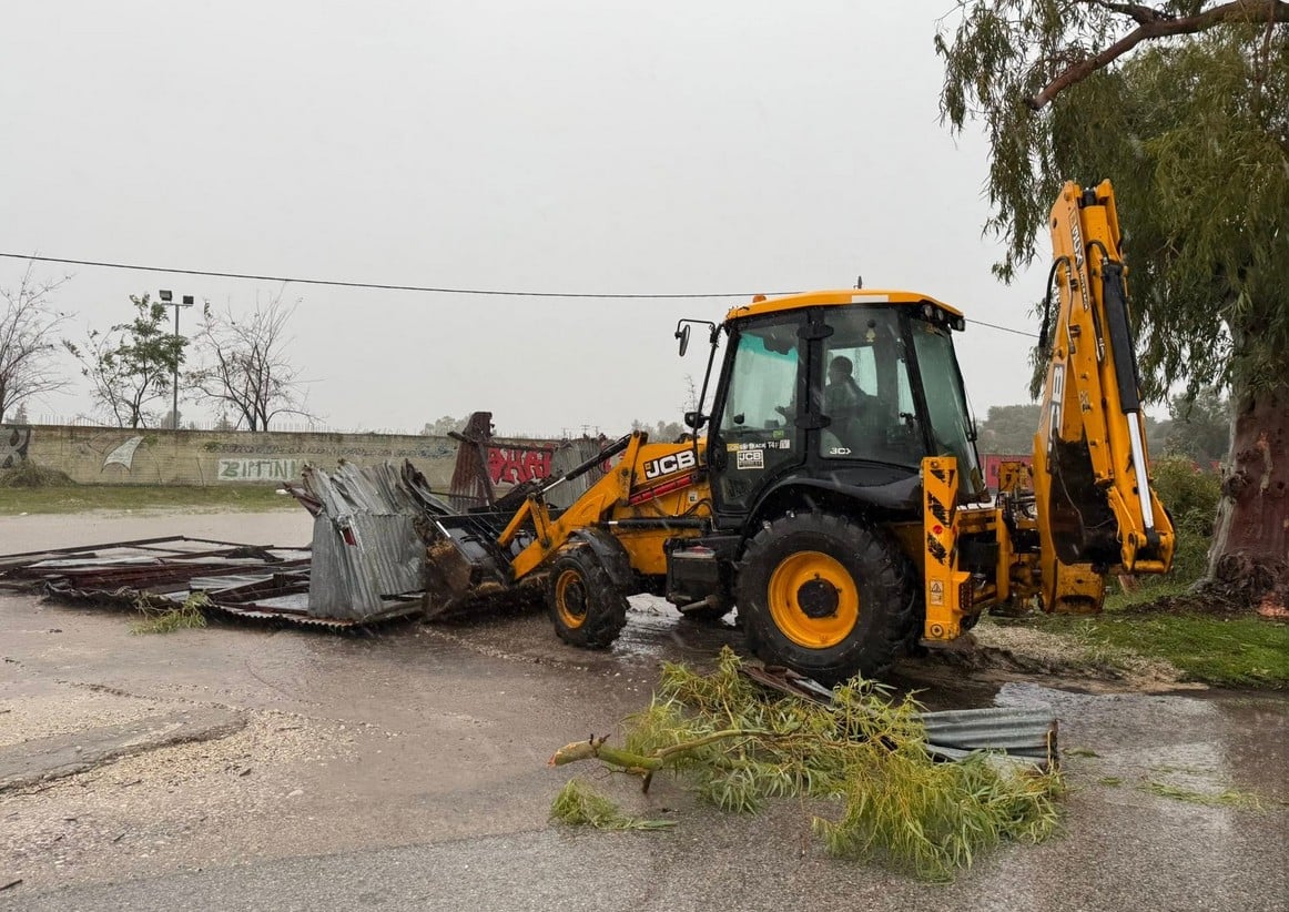 Ανεμοστρόβιλος «χτύπησε» το Μεσολόγγι: Καταστροφές σε μαγαζιά από την κακοκαιρία